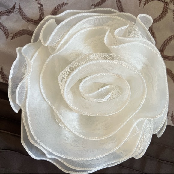 Cream/Off White Fascinator/broach. New with tags, never used - Picture 2 of 4